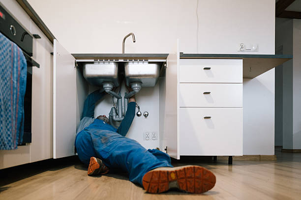 Professional Emergency Plumber technician working in Tilton, IL